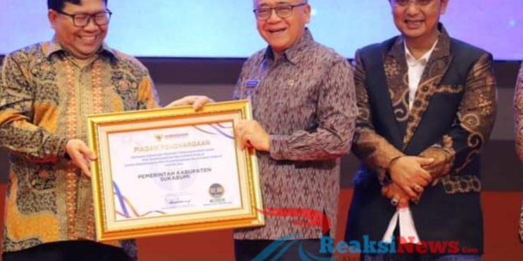 Wabup Kab Sukabumi Raih Zona Hijau Kualitas Tertinggi Kepatutan Penyelenggaraan Pelayanan Publik 2024