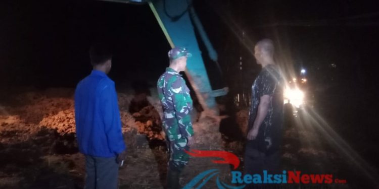 Paska Longsor Ruas Jalan Nasional Bojonggaling, Danpos Bantargadung Terus Lakukan Pendampingan Pengerukan Material Longsor