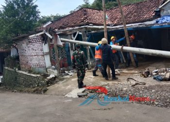 Sertu Didik Susanto Dampingi Petugas PLN Lakukan Pembenahan Tiang Listrik Di Bantargebang