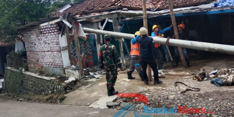 Sertu Didik Susanto Dampingi Petugas PLN Lakukan Pembenahan Tiang Listrik Di Bantargebang