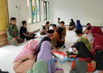 Sertu Agus Ramdani Dampingi Petugas Kesehatan Dalam Memberikan Pengobatan Gratis Di Bantarkalong