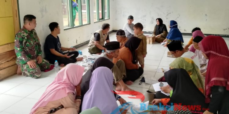 Sertu Agus Ramdani Dampingi Petugas Kesehatan Dalam Memberikan Pengobatan Gratis Di Bantarkalong