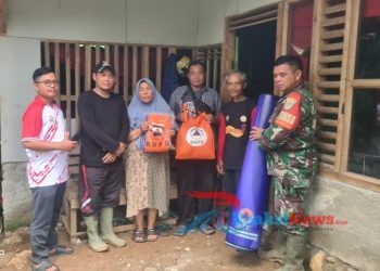 Sertu Agus Ramdani Dampingi BNPB Berikan Bantuan Kepada Korban Pergerakan Tanah Di Bantarkalong