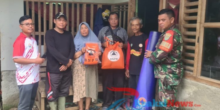 Sertu Agus Ramdani Dampingi BNPB Berikan Bantuan Kepada Korban Pergerakan Tanah Di Bantarkalong