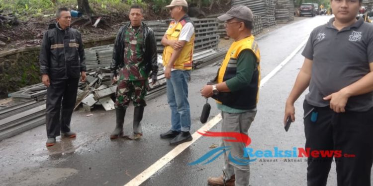 Targetkan Dua Minggu selesai Dandim 0622/Kab. Sukabumi Pimpin langsung Pembuatan Jembatan Bailey di Cihaur Desa Sangrawayang Kecamatan Simpenan Kab. Sukabumi yang sempat terputus akibat diterjang banjir