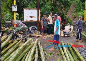 Serka Didik Haryanto Bareng Warga Membuat Jembatan Darurat Penghubung Dua Desa Di Warungkiara