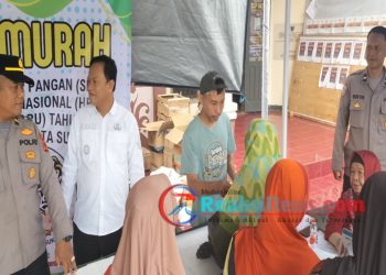 Bhabinkamtibmas Polsek Lembursitu Monitoring Gerakan Pangan Murah di Cikundul