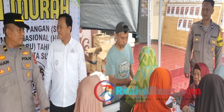 Bhabinkamtibmas Polsek Lembursitu Monitoring Gerakan Pangan Murah di Cikundul