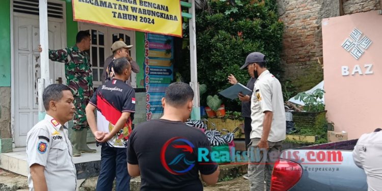 Forkopimcam Warungkiara Berikan Bantuan Sembako Kepada Korban Pergerakan Tanah Diwilayahnya