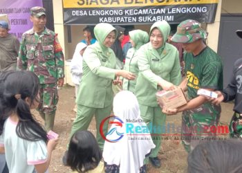 Ketua Persit Kartika Chandra Kirana Cabang XLV Dim 0622/Kab. Sukabumi Kunjungi Korban Bencana Alam di Lengkong