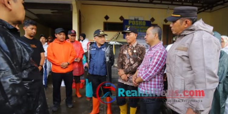 Lokasi Pergerakan Tanah Balekambang Kalibunder Wabup Bagikan 5 Ton Beras