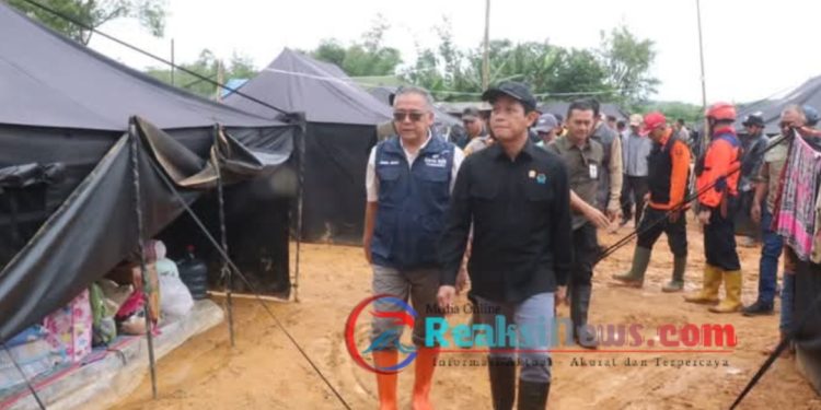 Wabup Dampingi Menteri Lingkungan Hidup Berikan Bantuan di Lembursawah Pabuaran