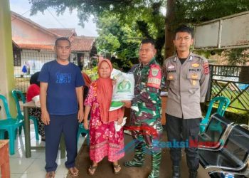 Sertu Enceng Dampingi Penyaluran Beras Bulog 10kg Kepada 394 KPM Di Sukaharja