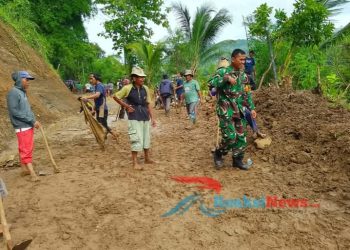 Danramil 2203/Warungkiara Tinjau Langsung Lokasi Bencana Longsor Di Bantarkalong
