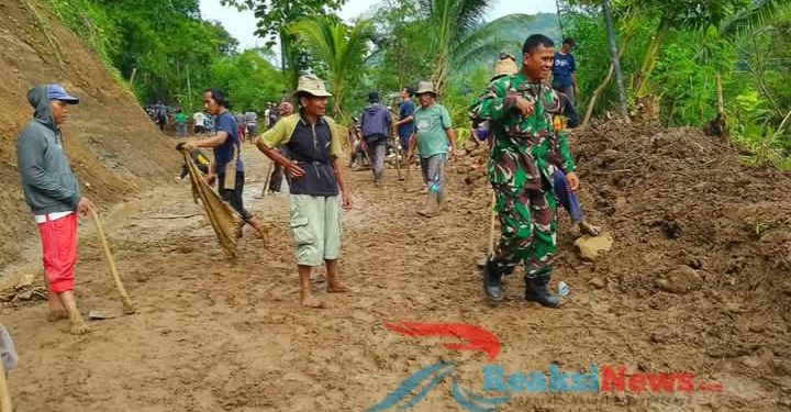 Danramil 2203/Warungkiara Tinjau Langsung Lokasi Bencana Longsor Di Bantarkalong