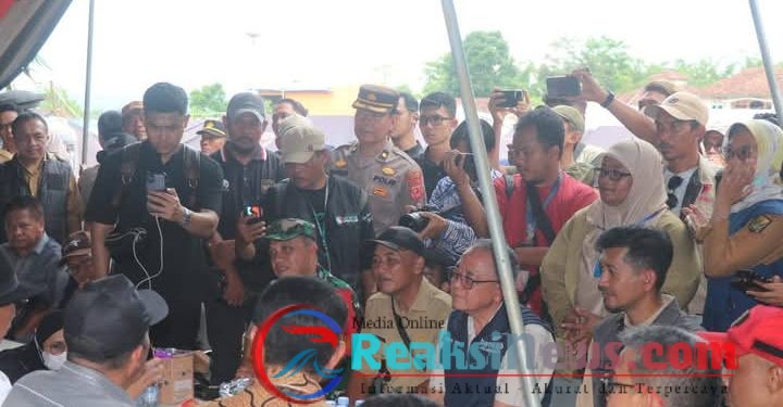 Tinjau Lokasi Bencana, Menteri Desa Pastikan Pengungsian dan Kebutuhan Dasar Terpenuhi