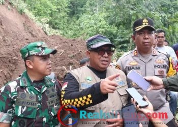 Tinjau Longsor di Cimapag Simpenan, Bupati Sukabumi Pertugas Lapangan Sedang Evakuasi