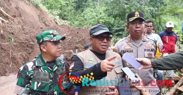 Tinjau Longsor di Cimapag Simpenan, Bupati Sukabumi Pertugas Lapangan Sedang Evakuasi