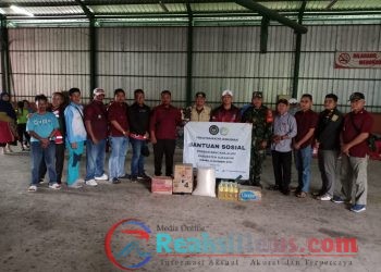 Sertu Didik Susanto Dampingi Kalapas Kelas IIA Warungkiara Berikan Bantuan Kepada Korban Pergerakan Tanah Di Bantargadung