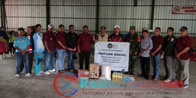 Sertu Didik Susanto Dampingi Kalapas Kelas IIA Warungkiara Berikan Bantuan Kepada Korban Pergerakan Tanah Di Bantargadung