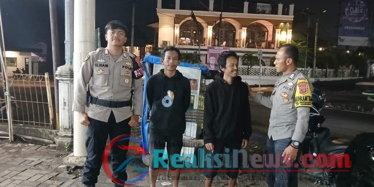 Ciptakan Rasa Aman, Anggota Polsek Lembursitu Laksanakan Patroli Malam