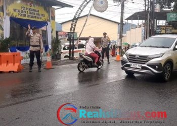 Anggota Pam Nataru Pengaturan Lalu lintas di Pagi Hari Bentuk Pelayanan Polantas Kepada Masyarakat