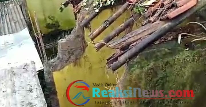 Rumah Warga Di Kampung Cirangkong Ambruk Pemerintahan Desa Cikaret Di Duga Tutu Mata