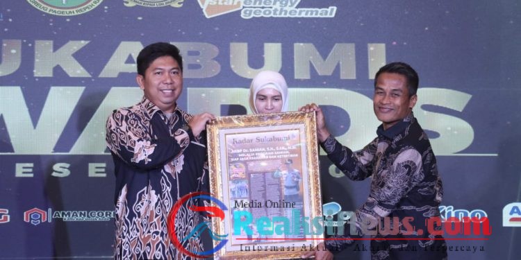 Kapolres Sukabumi Raih Penghargaan Radar Sukabumi Award dari Program Sehat Amanah Beriman