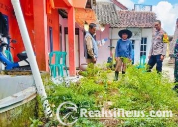 Ketahanan Pangan, Polsek Baros Efektifkan Lahan Pekarangan ajak Warga Tanam Sayuran