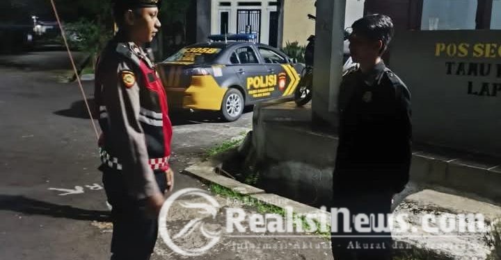 Laksanakan Patroli malam, Polsek Baros sambangi satpam genting puri