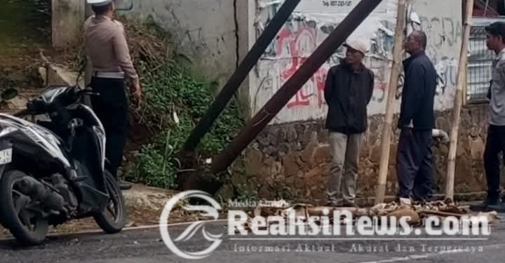 Antisipasi Lakalantas, Polsek Baros Evakuasi Tiang Kabel Internet melintang hambat Arus Lalin Jl.Raya Baros