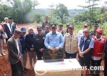 Wabup Iyos Somantri, Dampingi PJ. Walikota Sukabumi Serahkan Bantuan Korban Bencana Alam