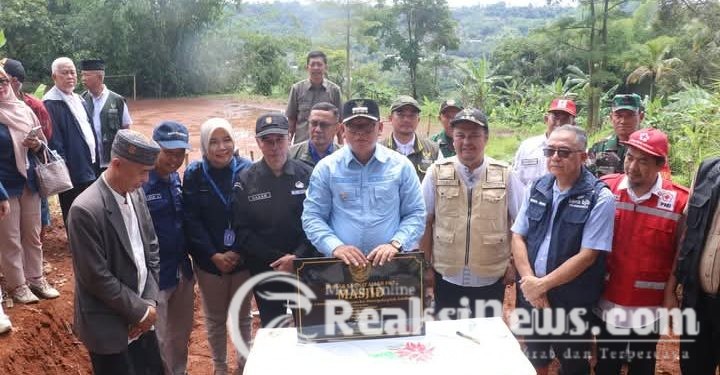 Wabup Iyos Somantri, Dampingi PJ. Walikota Sukabumi Serahkan Bantuan Korban Bencana Alam