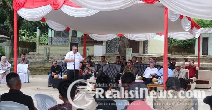 Bupati Serahkan Sertifikat Redistribusi Tanah Tahun 2024 Kepada Masyarakat di Wilayah lV Pajampangan