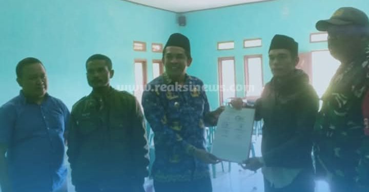 Warga Geram Lihat Perilaku Kades Bumbangsari, Akhirnya Lewat Musyawarah Kades Dikasih Waktu 1 Tahun untuk Menuju Perubahan Kearah yang Lebih Baik