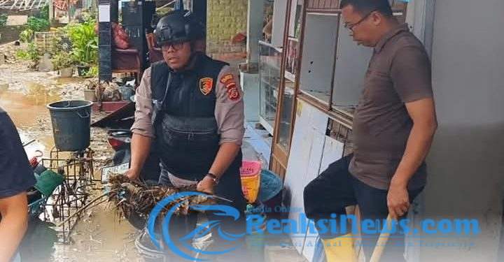 Polres Cirebon Laksanakan Monitoring Banjir dan Bakti Sosial Pasca Banjir