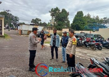 Anggota Patroli Himbau Tukang Parkir Agar Tertib Pada Peraturan