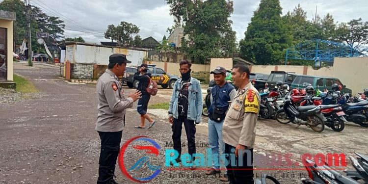 Anggota Patroli Himbau Tukang Parkir Agar Tertib Pada Peraturan