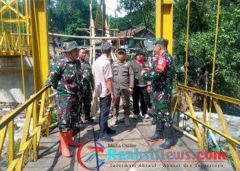 Dandim 0622/Kabupaten Sukabumi Didampingi Danpos Bantargadung Tinjau Progres Pembangunan Jembatan Cilalay