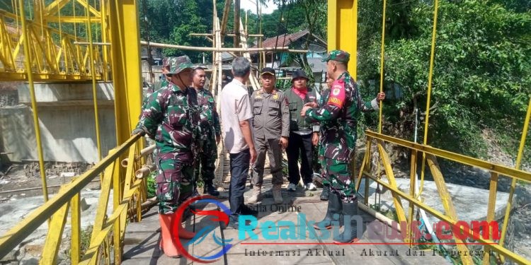 Dandim 0622/Kabupaten Sukabumi Didampingi Danpos Bantargadung Tinjau Progres Pembangunan Jembatan Cilalay