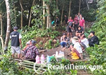 Antusias Warga Ciseureuh Sukabumi Membangun Jalan Secara Patungan, Ini Penjelasannya