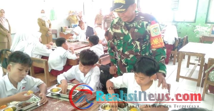 Danramil 2203/Warungkiara Monitoring MBG di SDN 3 Warungkiara