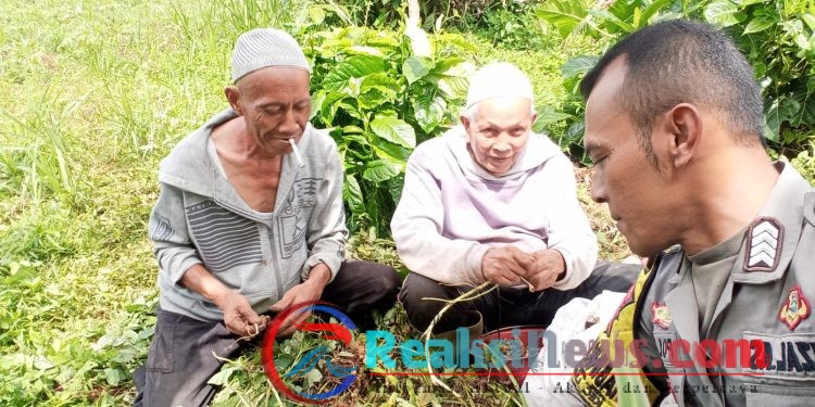 Dekati Warga Babinkamtibmas Sambangi dan Berikan Imbauan Kamtibmas