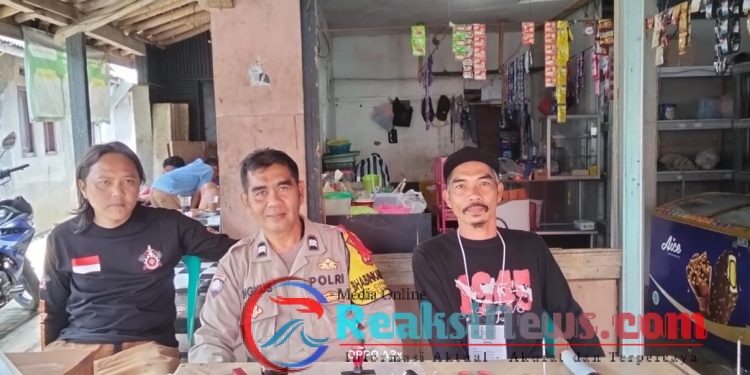 Melaksanakan Sambang dan Silaturahmi Kamtibmas Kepada Warga