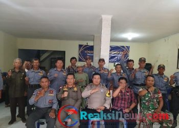 Kopda Kusdiarto Babinsa Ubrug koramil 2203/Warungkiara bersama Babinkamtibmas dan pol pp melaksanakan pembekalan kepada anggota linmas Desa Ubrug