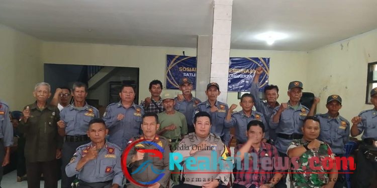 Kopda Kusdiarto Babinsa Ubrug koramil 2203/Warungkiara bersama Babinkamtibmas dan pol pp melaksanakan pembekalan kepada anggota linmas Desa Ubrug