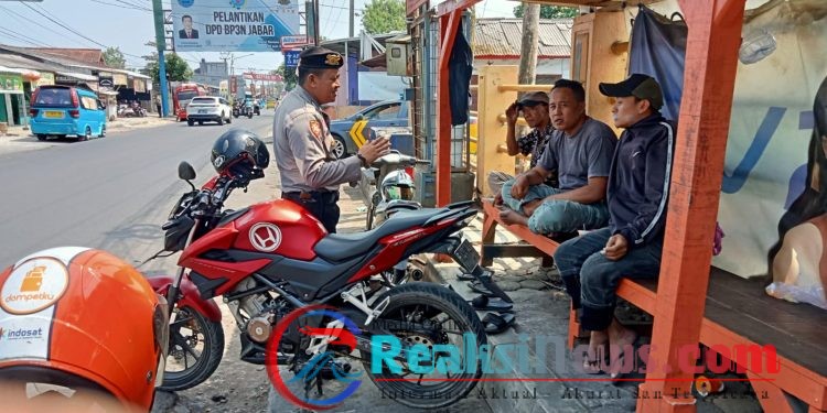 Sambangi Pangkalan Ojek Pengkolan Patroli Polsek Lembursitu Himbau Pengemudi Ojek Agar Tertib Berlalu Lintas
