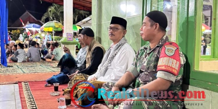 Babinsa Sukaharja Koramil 2203/Warungkiara Bareng Kades Hadiri Isra Mi’raj 1446 H