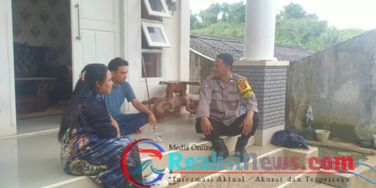 Dekati warga Babinkamtibmas Sambangi Warga dan Berikan Imbauan Kamtibmas
