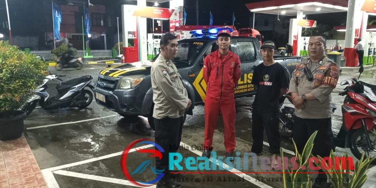 Anggota Polsek Lembursitu Giat Patroli Kontrol SPBU Pastikan Keamanan dan Cegah Gangguan Kamtibmas